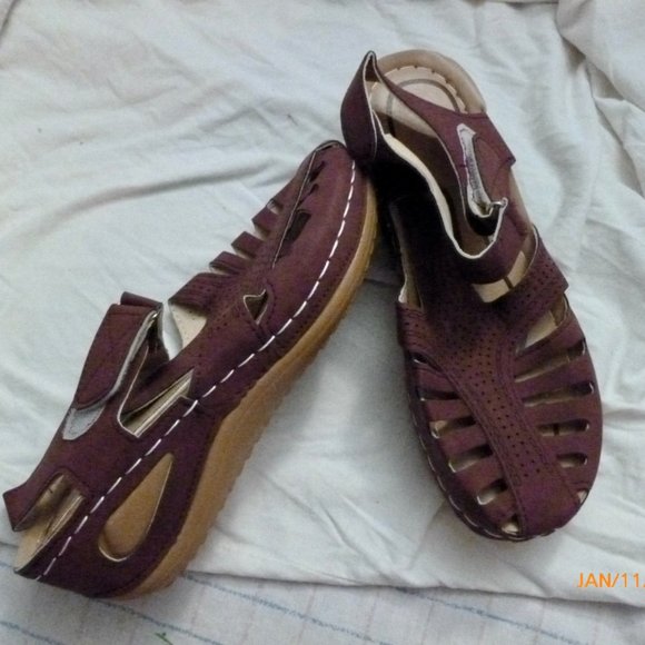 Janes Closet Maroon-colored Size 7 Sandal - Picture 3 of 3